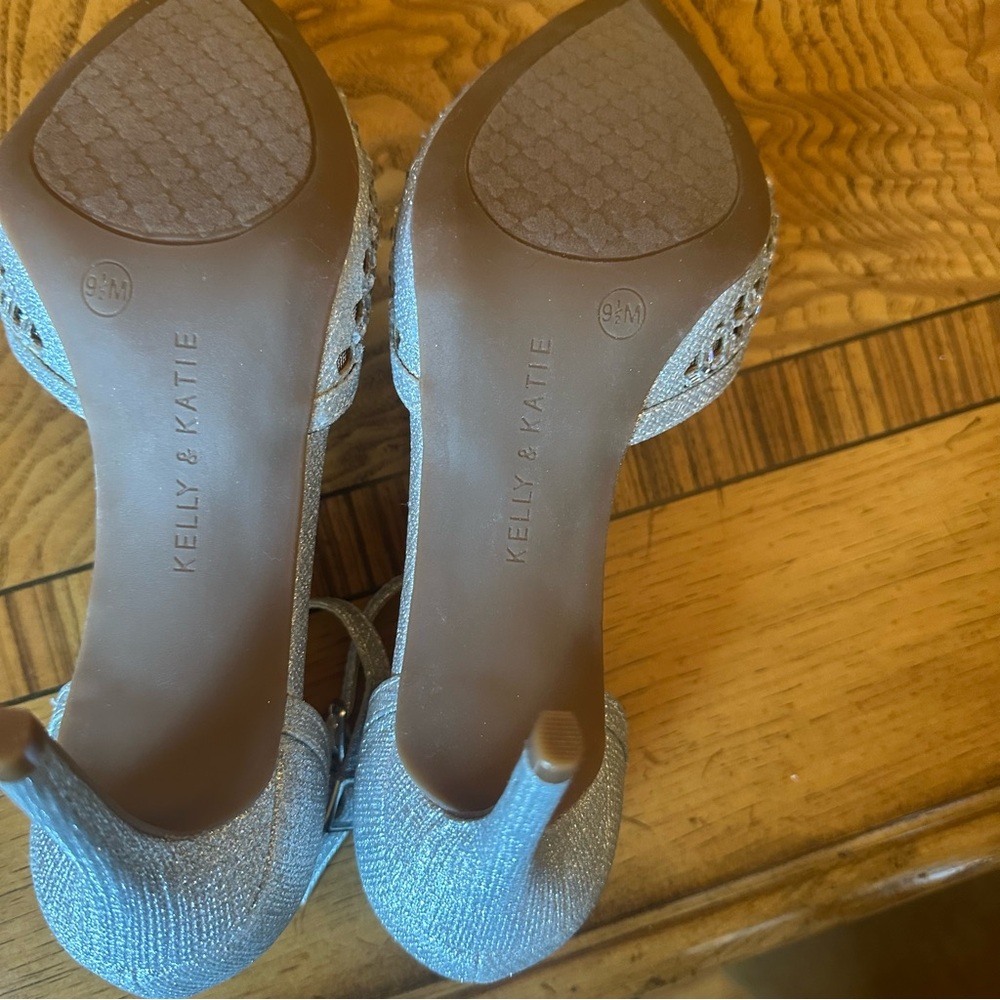 Kelly & Katie Heals with a Beautiful Sparkly Crystal Design. Like new. Size 9.5. - Picture 10 of 10